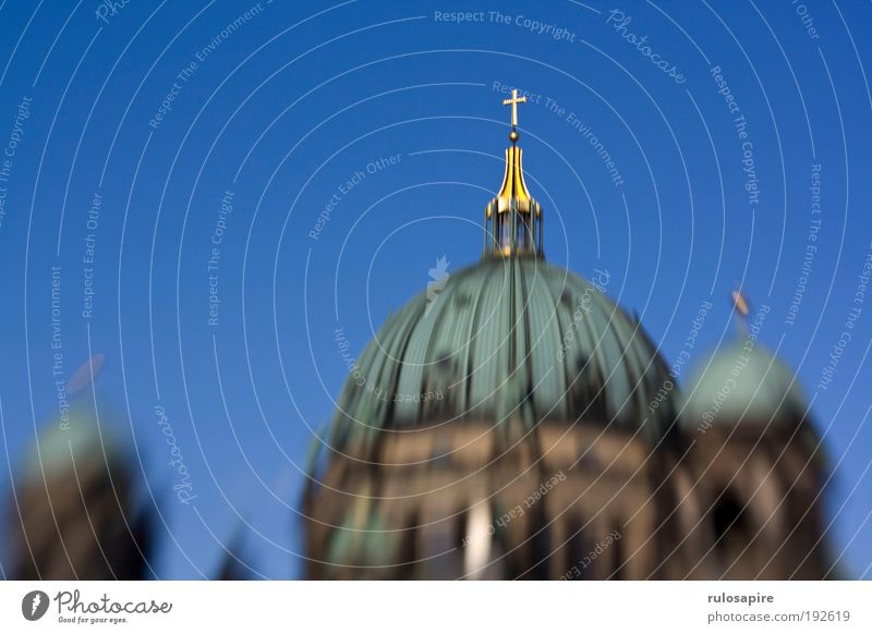 Goldenes Kreuz Tourismus Sightseeing Kirche Religion & Glaube Dom Wolkenloser Himmel Berlin Hauptstadt Kuppeldach Dach Sehenswürdigkeit Wahrzeichen Denkmal