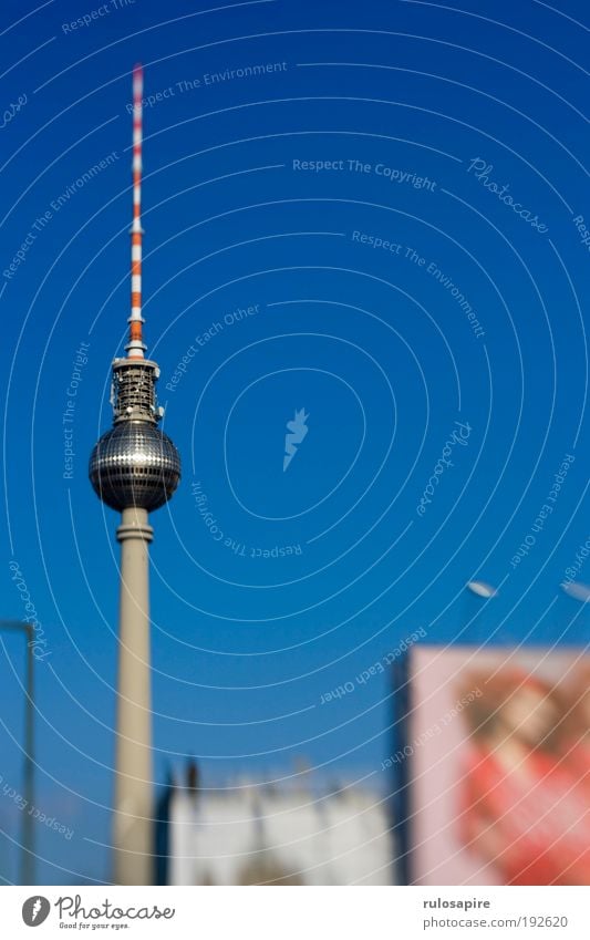 Blau Tourismus Sightseeing Städtereise Himmel Wolkenloser Himmel Berlin Berliner Fernsehturm Hauptstadt Stadtzentrum Turm Antenne Sehenswürdigkeit Wahrzeichen