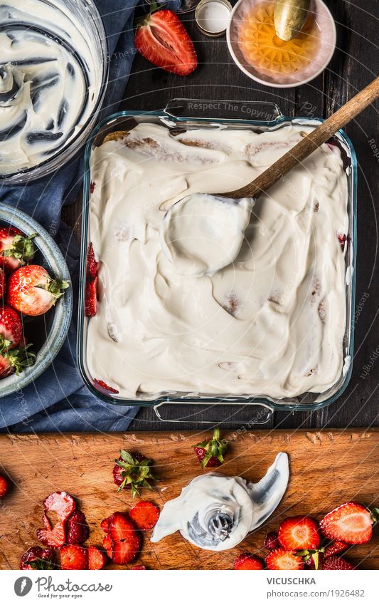 Kuchen mit Erdbeeren und Joghurtcreme Lebensmittel Frucht Dessert Ernährung Festessen Italienische Küche Geschirr Teller Schalen & Schüsseln Löffel Stil Sommer