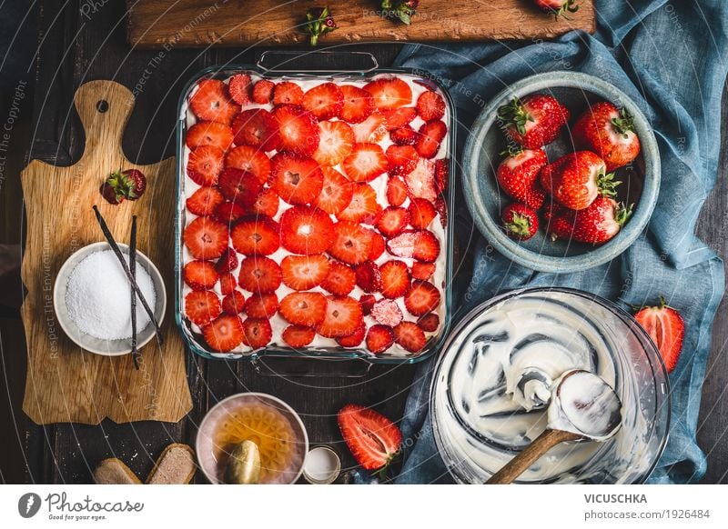 Erdbeerkuchen machen Lebensmittel Frucht Kuchen Dessert Ernährung Bioprodukte Geschirr Stil Design Häusliches Leben Tisch Küche Feinschmecker altehrwürdig