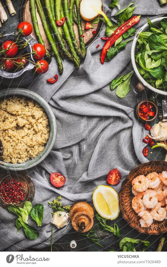 Gesunder Salat mit Spargel und gekochten Quinoa Samen Lebensmittel Gemüse Salatbeilage Getreide Kräuter & Gewürze Öl Ernährung Mittagessen Abendessen Büffet