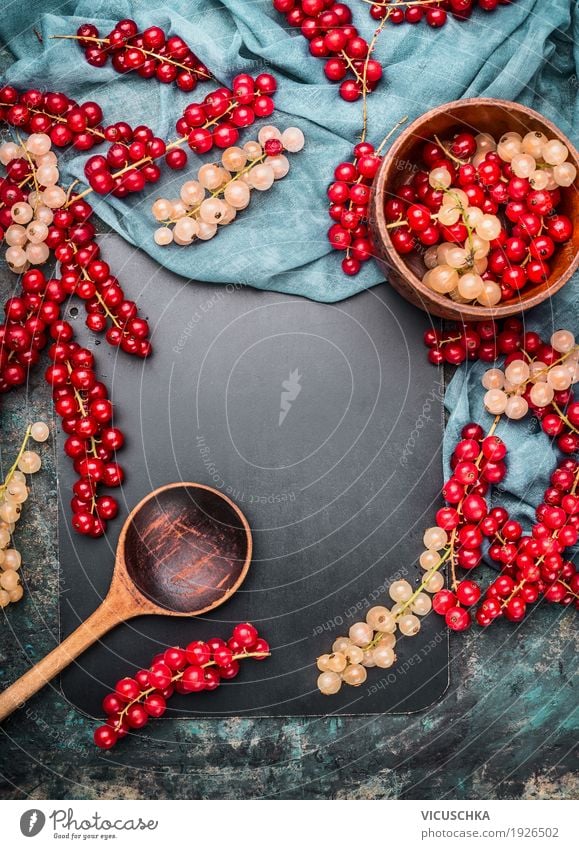 Rote und weiße Johannisbeeren mit Schüssel und Kochlöffel Lebensmittel Frucht Ernährung Bioprodukte Vegetarische Ernährung Geschirr Löffel Stil Design