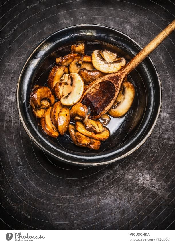 Gebratene Champignons in Schale mit Kochlöffel Lebensmittel Gemüse Ernährung Bioprodukte Schalen & Schüsseln Löffel Stil Gesunde Ernährung Küche Design