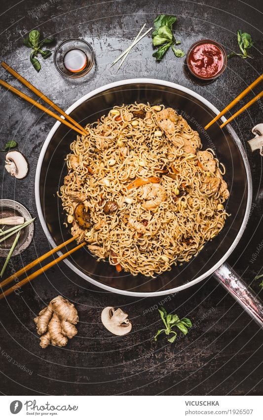 Asiatische Bratnudeln in Wokpfanne mit Stäbchen Lebensmittel Ernährung Mittagessen Festessen Asiatische Küche Geschirr Pfanne Stil Design Gesunde Ernährung