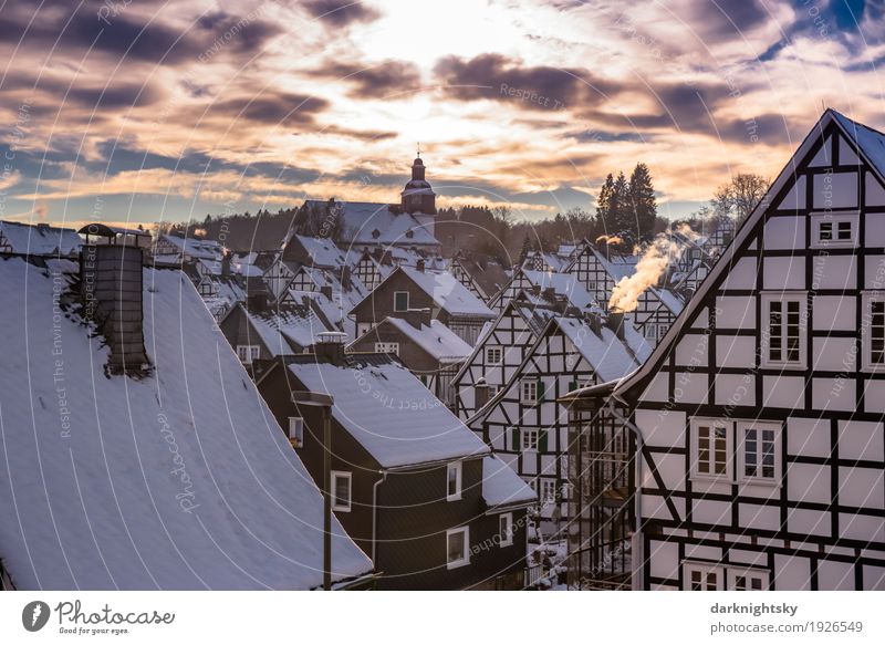 Historischer Ortskern von Freudenberg in Westfalen Kleinstadt Altstadt Menschenleer Haus Architektur Fassade Dach Schornstein Sehenswürdigkeit Wahrzeichen