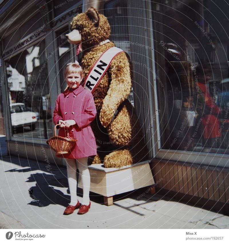 Meine Mama (ca. 1965) Ferien & Urlaub & Reisen Ausflug Städtereise Mädchen Mensch 3-8 Jahre Kind Kindheit Hauptstadt Fußgängerzone Mantel alt kaufen Nostalgie