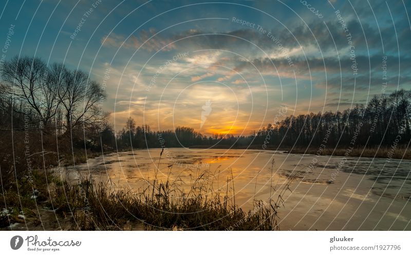 geheimnisvoller Sonnenuntergang über dem eisigen See Spätherbst. Landschaft Natur Himmel Wolken Herbst Park Küste Moor Sumpf Teich dunkel blau fallen malerisch