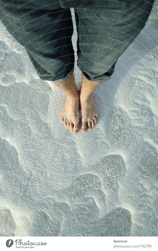 langbein Füße Fuß weiß Boden Barfuß Natur Stein Felsen Pamukkale Kalk Kalkstein Vogelperspektive Zehen Zehenspitze jean Beine