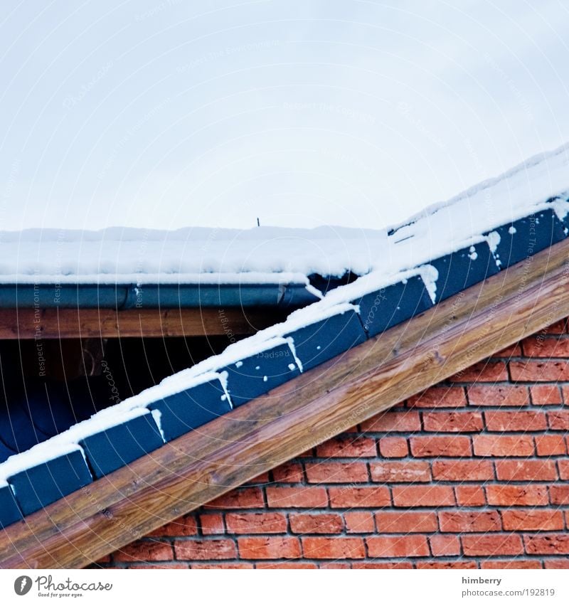 eis am giebel Umwelt Winter Wetter Eis Frost Schnee Haus Einfamilienhaus Bauwerk Gebäude Architektur Mauer Wand Fassade Dach Dachrinne Dachgiebel Dachziegel