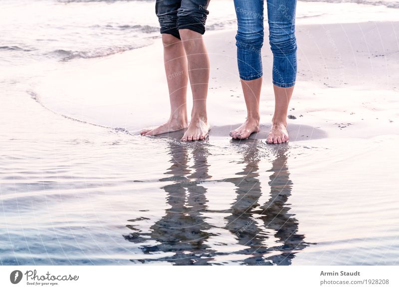 Beine - Meer - Spiegelung Lifestyle Stil Freude Leben Wohlgefühl Zufriedenheit Erholung Ferien & Urlaub & Reisen Tourismus Abenteuer Sommer Sommerurlaub Strand