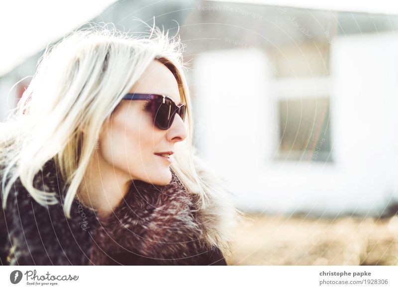 Sideview feminin Junge Frau Jugendliche Erwachsene 1 Mensch 18-30 Jahre 30-45 Jahre Sonnenbrille blond Coolness trendy schön Lebensfreude Frühlingsgefühle