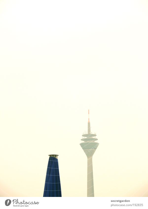 verliebt. (oder: funksignale senden) Gastronomie Technik & Technologie Informationstechnologie Wolkenloser Himmel Schönes Wetter Düsseldorf Sehenswürdigkeit