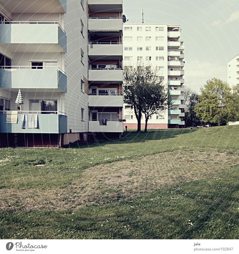 Fast wie in Oggersche ;-) Baum Wiese Stadt Haus Platz Gebäude Plattenbau Wohnsiedlung Wohnung Balkon Gedeckte Farben Außenaufnahme Menschenleer Tag Licht