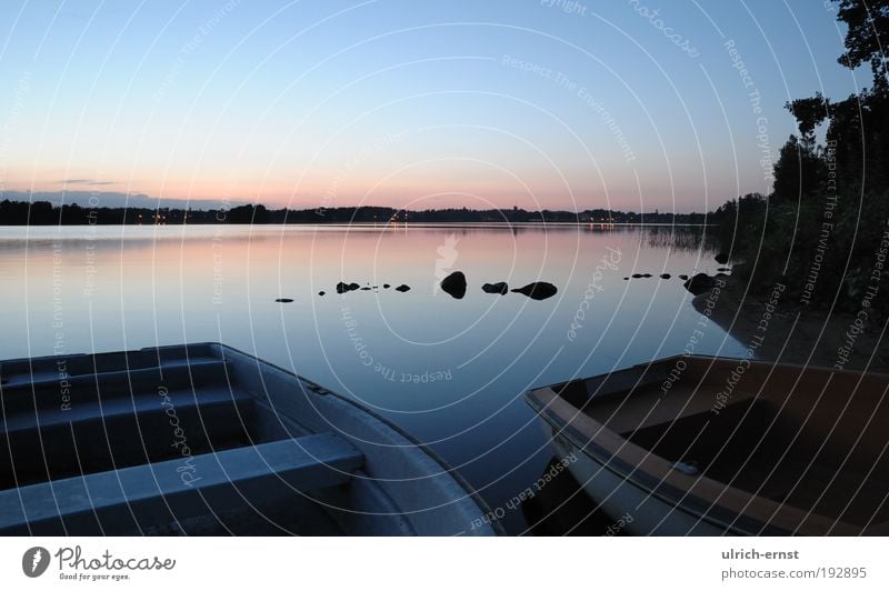 Abendrot Natur Landschaft Wasser Wolkenloser Himmel Nachthimmel Sonnenaufgang Sonnenuntergang Sommer Schönes Wetter Seeufer Ruderboot Stein blau Zufriedenheit