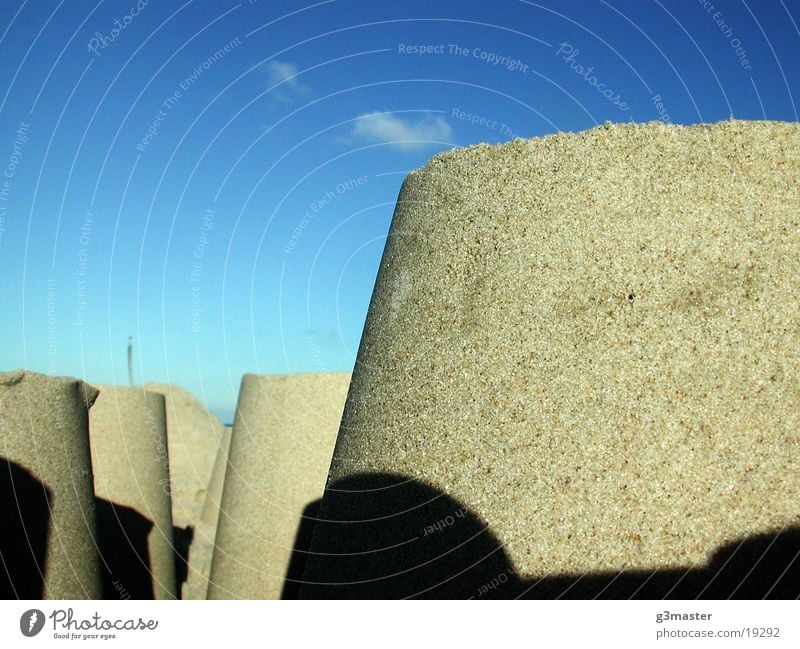 Bollwerke aus Sand Strand Sandburg Eimer Spiekeroog Wolken Makroaufnahme Nahaufnahme Sonne