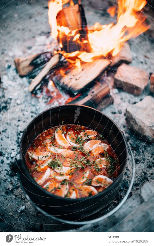 Köstlicher kochender Eintopfpotentiometer im offenen Feuer Lebensmittel Gemüse Suppe Kräuter & Gewürze Essen Abendessen Topf Ferien & Urlaub & Reisen Tourismus