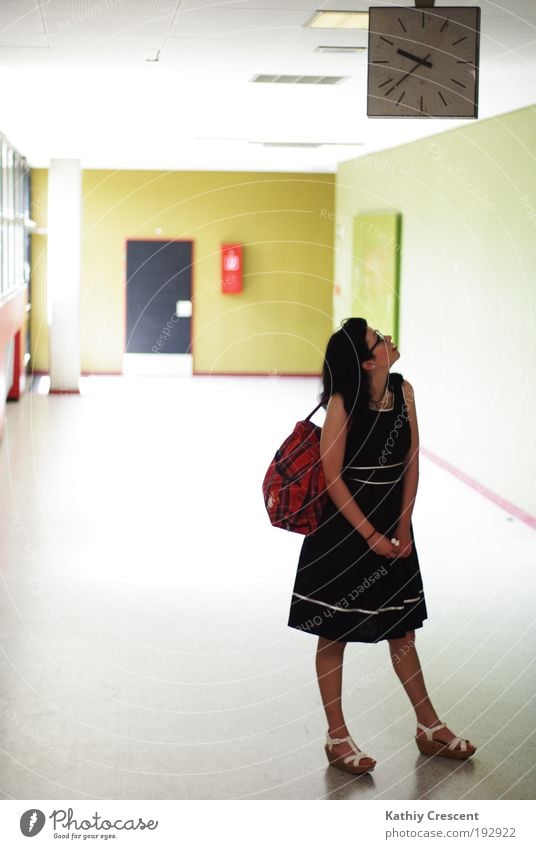 Das Warten auf. Stil Design Uhr Schule Studium feminin Junge Frau Jugendliche Ausstellung Kleid schwarzhaarig alt beobachten warten elegant modern retro grün