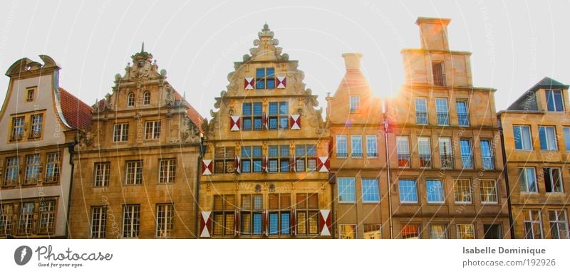 Skyline Münster Haus Traumhaus Deutschland Stadt Stadtzentrum Altstadt Marktplatz Rathaus Fenster Sehenswürdigkeit Gefühle Stimmung Glück Zufriedenheit Schutz