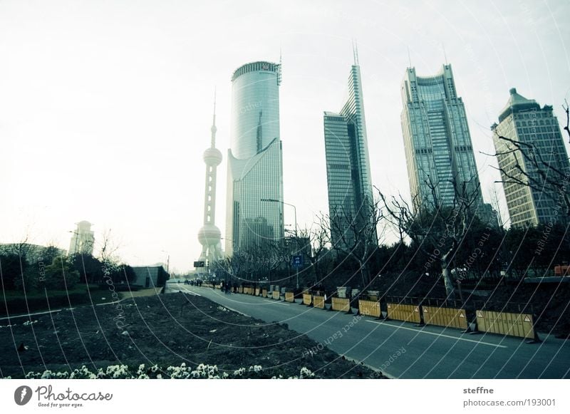 Shanghai Noon China Asien Stadtzentrum Skyline Hochhaus Bankgebäude Sehenswürdigkeit Wahrzeichen Fernsehturm Verkehr Straße Business Dekadenz modern Farbfoto