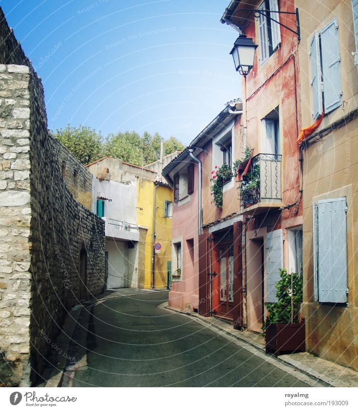 Sommer in Frankreich I Provence Dorf Kleinstadt Altstadt Menschenleer Haus Architektur Mauer Wand Fassade Balkon Fenster Einsamkeit Pause rein ruhig Mittag