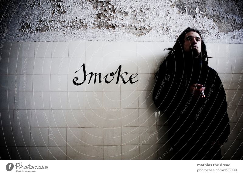 I LIKE SMOKE Mensch maskulin Junger Mann Jugendliche 1 18-30 Jahre Erwachsene Ruine Bauwerk Gebäude Mauer Wand Fassade Zeichen Schriftzeichen Graffiti dunkel