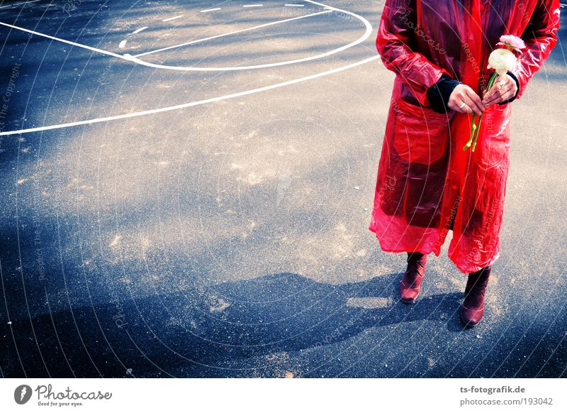 Red Date in Plaste I Verabredung Aufregung Spannung Basketballplatz Sportstätten Junge Frau Jugendliche Erwachsene Paar Partner Wasser Wassertropfen