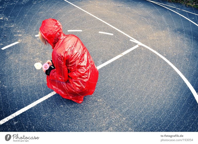 Red Date in Plaste III Basketballplatz feminin Junge Frau Jugendliche Erwachsene Paar Partner Rücken Wassertropfen schlechtes Wetter Wind Regen Schutzbekleidung