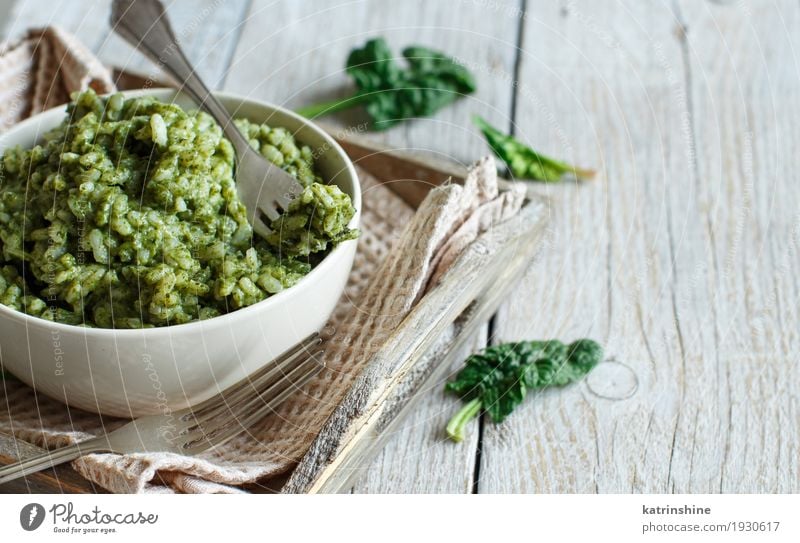 Risotto mit Spinatcreme in einer Schüssel Gemüse Ernährung Mittagessen Abendessen Vegetarische Ernährung Italienische Küche Schalen & Schüsseln Gabel Sommer