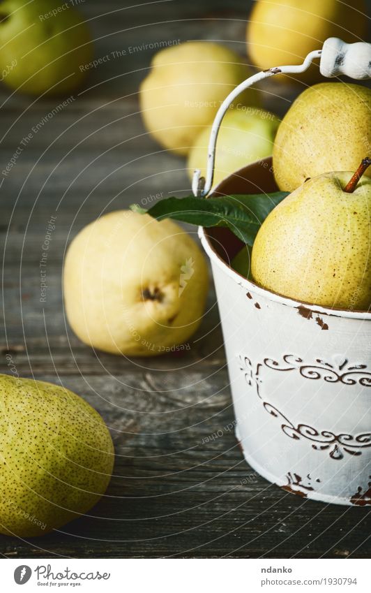 Reife gelbe Birnen in einem Eiseneimer Lebensmittel Frucht Ernährung Vegetarische Ernährung Sommer Tisch Natur Herbst Holz alt frisch lecker natürlich retro