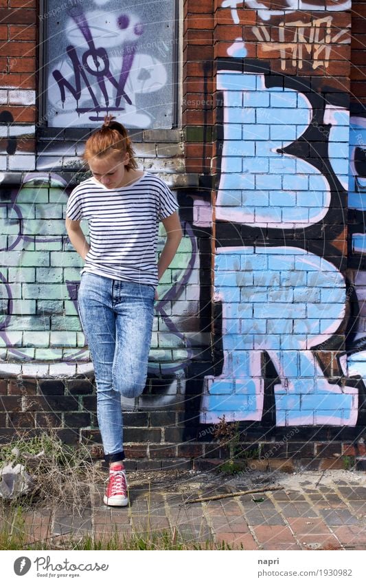 Blue(s) feminin Jugendliche 1 Mensch 13-18 Jahre Jeanshose Zopf stehen träumen authentisch dünn blau Gefühle Coolness Einsamkeit einzigartig Langeweile