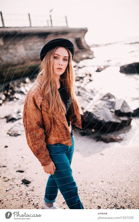 Junge kaukasische Frauen, die auf den Strand gehen Lifestyle Stil Glück Wohlgefühl Freizeit & Hobby Meer Mensch feminin Junge Frau Jugendliche Erwachsene