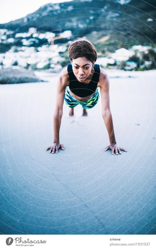 Weibliche afrikanische Frauen, die Eignungsübung auf dem Strand tun Lifestyle Körperpflege Gesundheitswesen sportlich Fitness Leben Sport Sport-Training Yoga