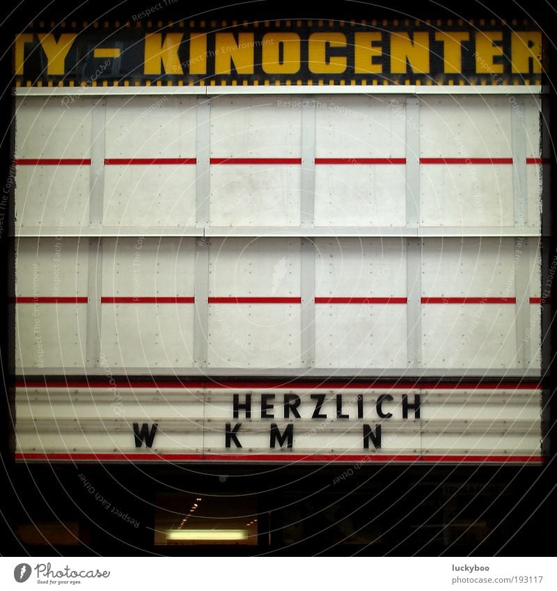 Ich kaufe ein "I" ... und möchte lösen! Entertainment Veranstaltung ausgehen Werbebranche Display Ausstellung Theater Kultur Kino Mauer Wand Fassade