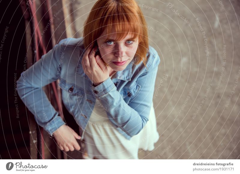 Sie schaut. Lifestyle Stil Mensch feminin Junge Frau Jugendliche 1 rothaarig berühren Blick warten ästhetisch elegant Freundlichkeit natürlich Stadt blau