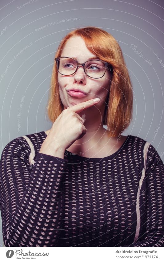 Nachdenklich. Lifestyle Medienbranche Werbebranche feminin Junge Frau Jugendliche Erwachsene Brille rothaarig Denken Erfolg frech nerdig selbstbewußt Coolness