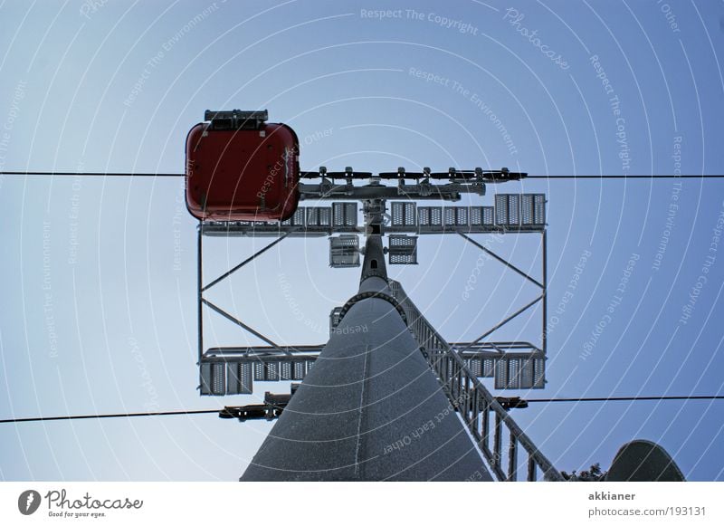 Gondelbahn Umwelt Urelemente Luft Himmel Wolkenloser Himmel hell hoch Seilbahn Gondellift Farbfoto Gedeckte Farben Außenaufnahme Tag Licht Froschperspektive