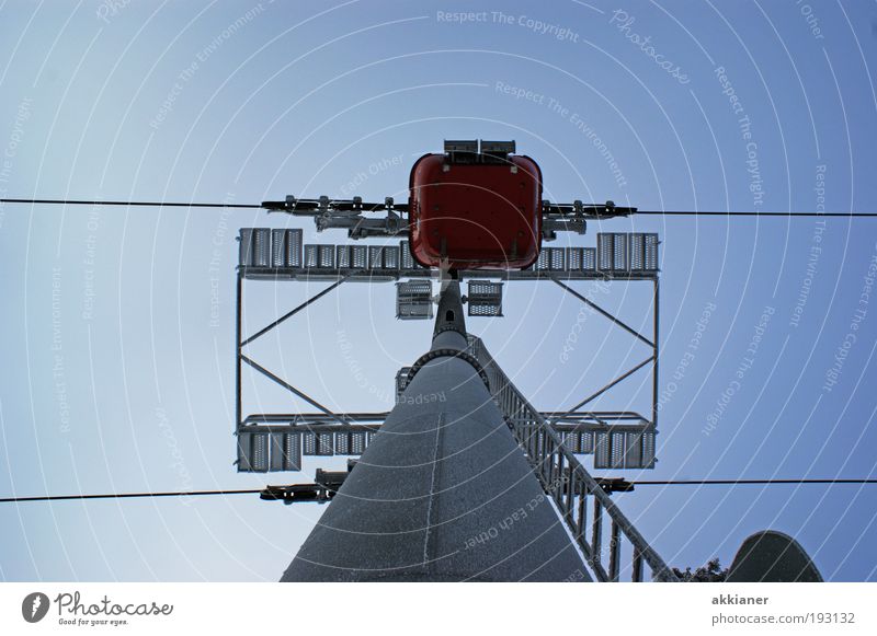 Wintervergnügen Umwelt Himmel Wolkenloser Himmel hell hoch Seilbahn Gondellift Farbfoto Gedeckte Farben Außenaufnahme Menschenleer Tag Licht Freisteller