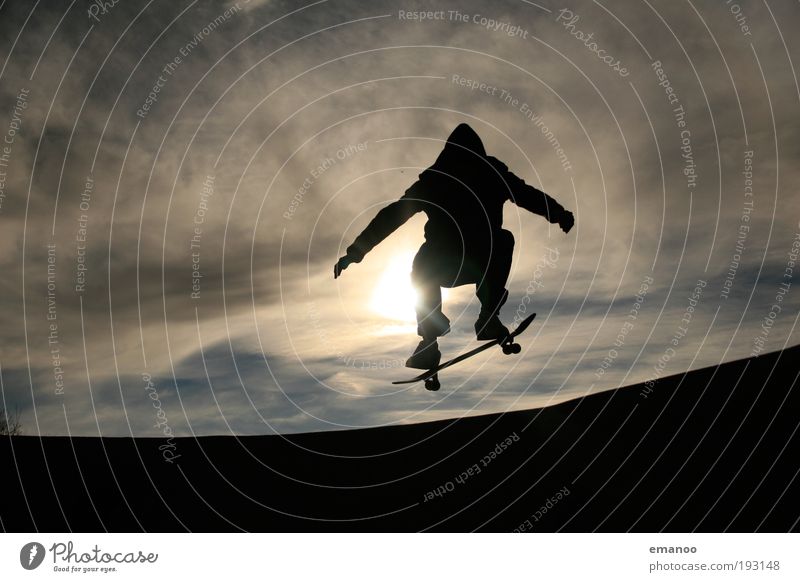 rollenspringer Lifestyle Freiheit Sommer Sonne Sport Halfpipe Mensch Junger Mann Jugendliche 1 18-30 Jahre Erwachsene springen sportlich Coolness Freude