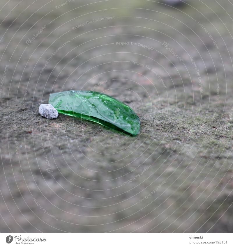 Ton, Stein, Scherbe Mauer Wand Kieselsteine Beton Glas grün Hoffnung Einsamkeit Farbfoto Außenaufnahme Detailaufnahme Textfreiraum oben Textfreiraum unten Tag