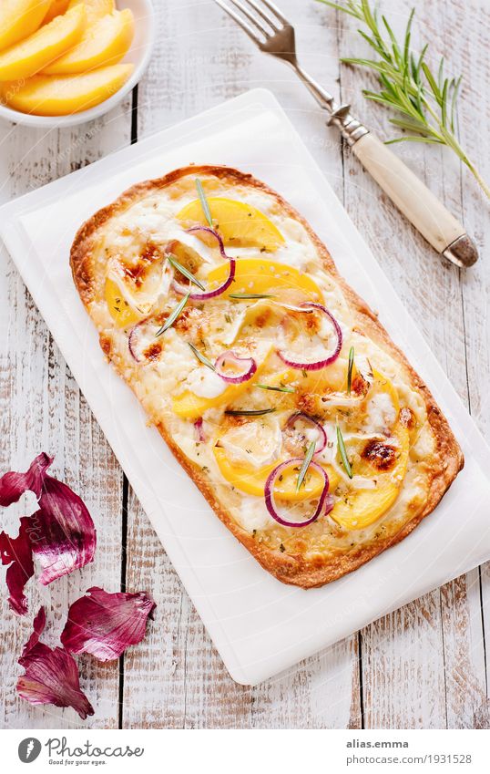 Flammkuchen mit Pfirsichen und Ziegenkäse flammkuchen Speise Foodfotografie Lebensmittel Gesunde Ernährung Frucht herzhaft camembert Zwiebel Essen zubereiten