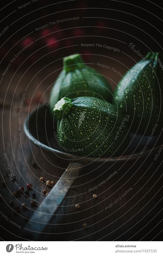 Zucchini Gemüse dunkel Stillleben Lebensmittel Gesunde Ernährung Speise Foodfotografie grün moody Küche Essen zubereiten Vitamin Tag rustikal Holz rund Kürbis