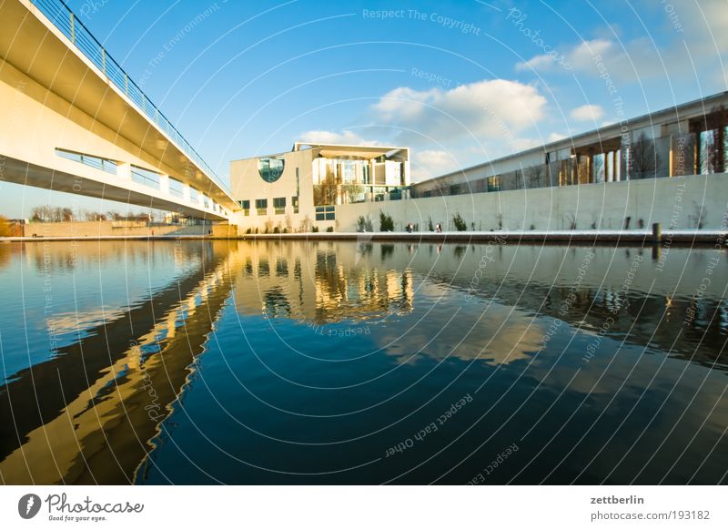 Bundeskanzlerinnenamtin Berlin Hauptstadt Regierung Regierungssitz Bundeskanzler Amt Spreebogen Wasser Kanal Wasseroberfläche Reflexion & Spiegelung