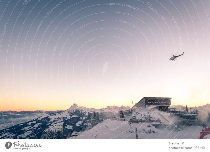 Hahnenkamm Bergstation Tourismus Freiheit Winter Schnee Winterurlaub Berge u. Gebirge Skifahren Güterverkehr & Logistik Luftverkehr Landschaft Himmel