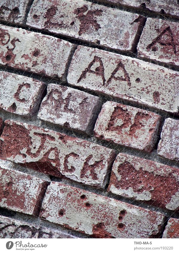 Erinnerungen Keller Kunstwerk Punk Ruine Architektur Mauer Wand Fassade Dekoration & Verzierung Stein Backstein Zeichen Schriftzeichen Ziffern & Zahlen Ornament