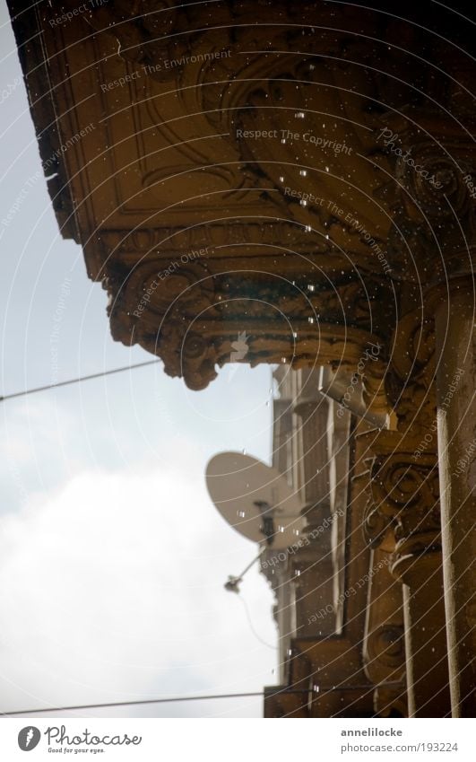 Die Regenrinne tropft Häusliches Leben Haus Umwelt Wassertropfen Himmel Wetter Bauwerk Gebäude Architektur Mauer Wand Fassade Balkon Dachrinne Satellitenantenne