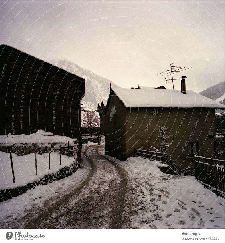 soldeu Ferien & Urlaub & Reisen Winter Schnee Berge u. Gebirge schlechtes Wetter Pyramiden Andorra Dorf bevölkert Einfamilienhaus Hütte alt Ferne Wege & Pfade