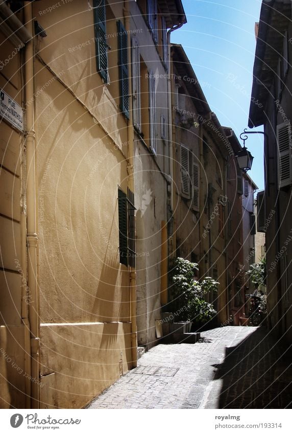 Sommer in Frankreich II Provence Europa Südeuropa Kleinstadt Menschenleer Haus Leidenschaft Reinheit bescheiden sparsam Mittag Siesta Farbfoto Außenaufnahme Tag