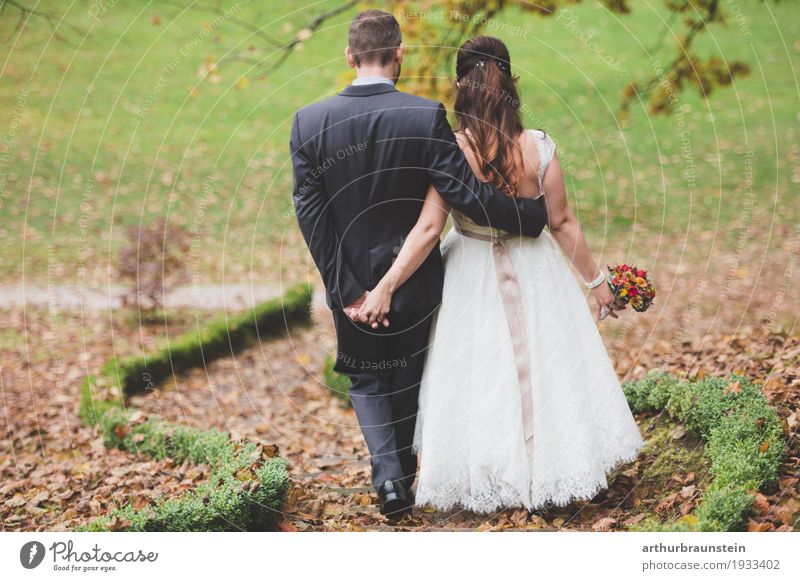 Junges Ehepaar im Herbst am Weg Garten Hochzeit Mensch maskulin feminin Junge Frau Jugendliche Junger Mann Paar Partner Erwachsene Leben 2 30-45 Jahre Natur