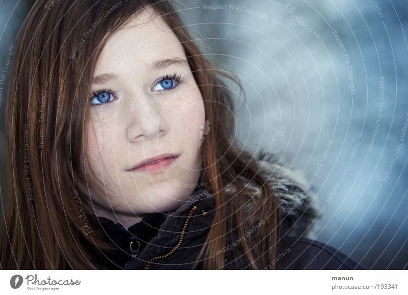 ...deine blauen Augen schön Kindheit Jugendliche Gesicht beobachten Denken Blick träumen Traurigkeit warten kalt natürlich feminin Zufriedenheit selbstbewußt