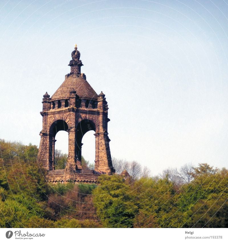 Porta Westfalica Natur Landschaft Pflanze Wolkenloser Himmel Sommer Schönes Wetter Baum Sträucher Hügel Berge u. Gebirge Bauwerk Architektur Mauer Wand